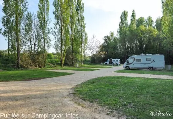 aire camping aire chateau larcher